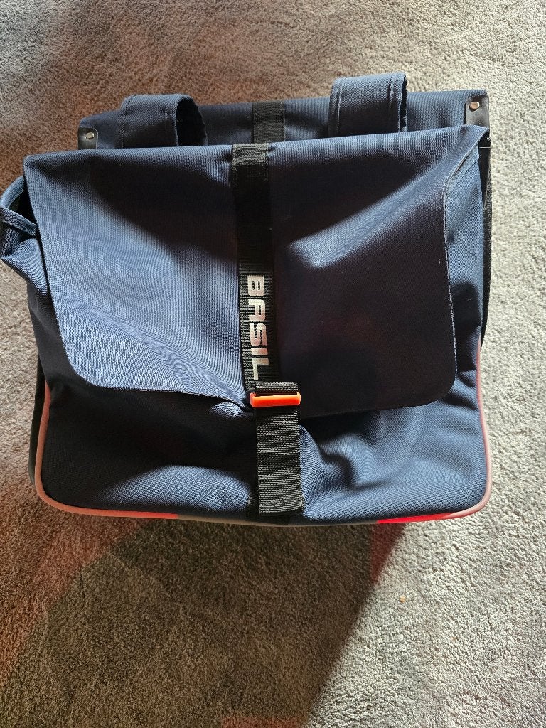 Basil fietstas dubbel, donkerblauw, zo goed als nieuw, Fietsen en Brommers, Fietsaccessoires | Fietstassen, Ophalen, Zo goed als nieuw