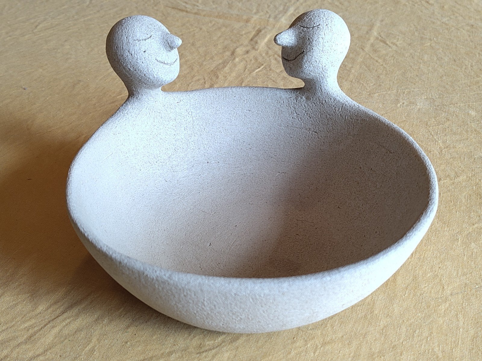 Decoratieve schaal 'Twee baders', Antiek en Kunst, Ophalen of Verzenden, Handgemaakt, Wit