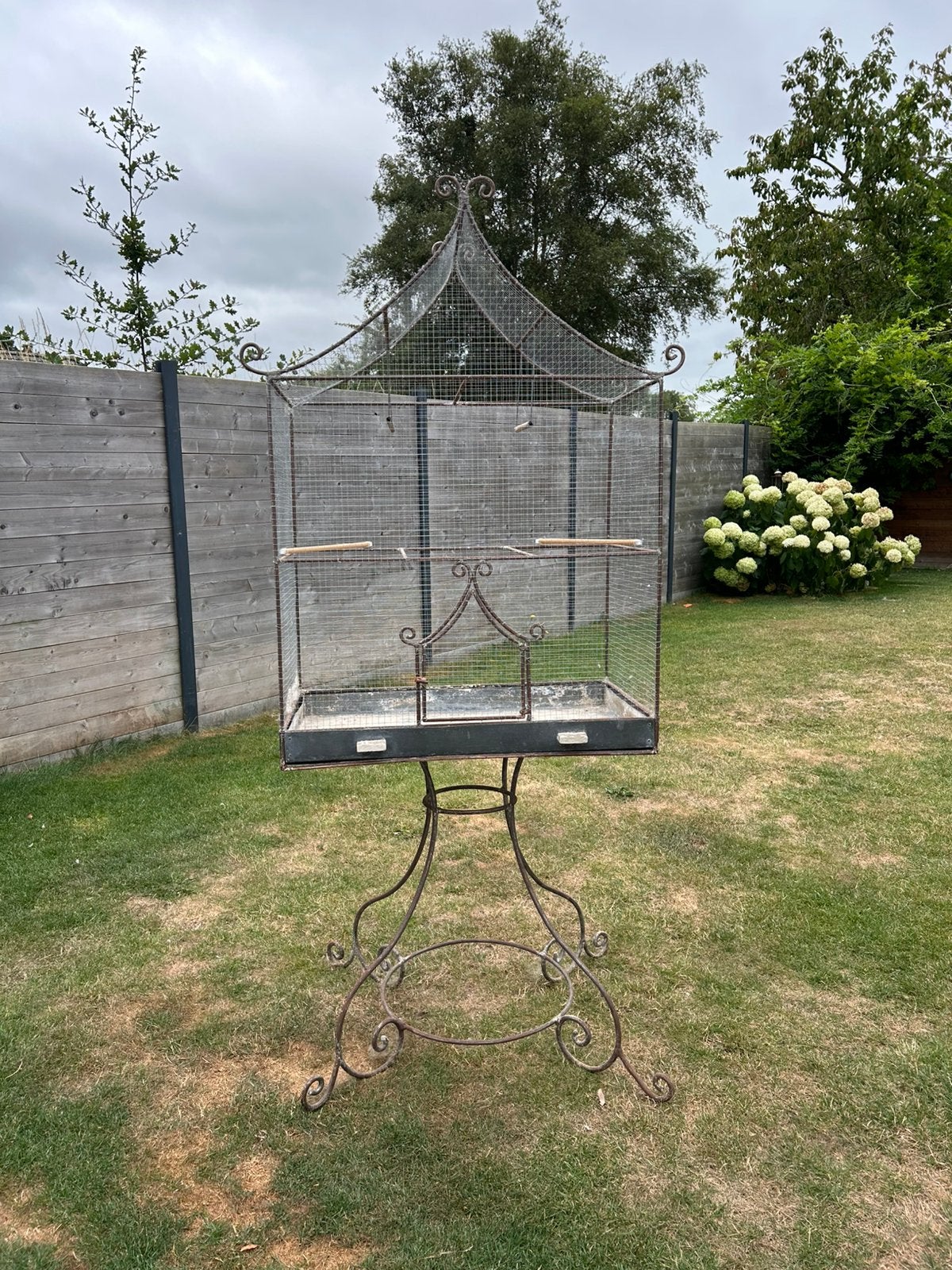 Cage à oiseaux vintage décorative sur base en fer forgé, Animaux & Accessoires, Enlèvement, Utilisé, Autres matériaux, Cage à oiseaux