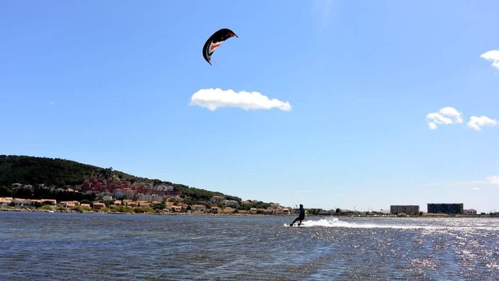 Kite Flysurfer Psycho 4 8m², Sports nautiques & Bateaux, Kitesurf, Envoi, Utilisé, 8 m², Kite
