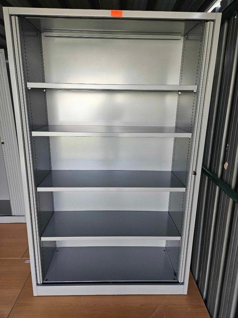 Kasten met metalen luiken, Ophalen, Zo goed als nieuw