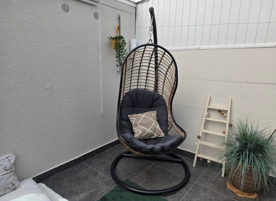 Terrasschommel zwart met rotan + grijze kussen, Tuin en Terras, Ophalen, Gebruikt