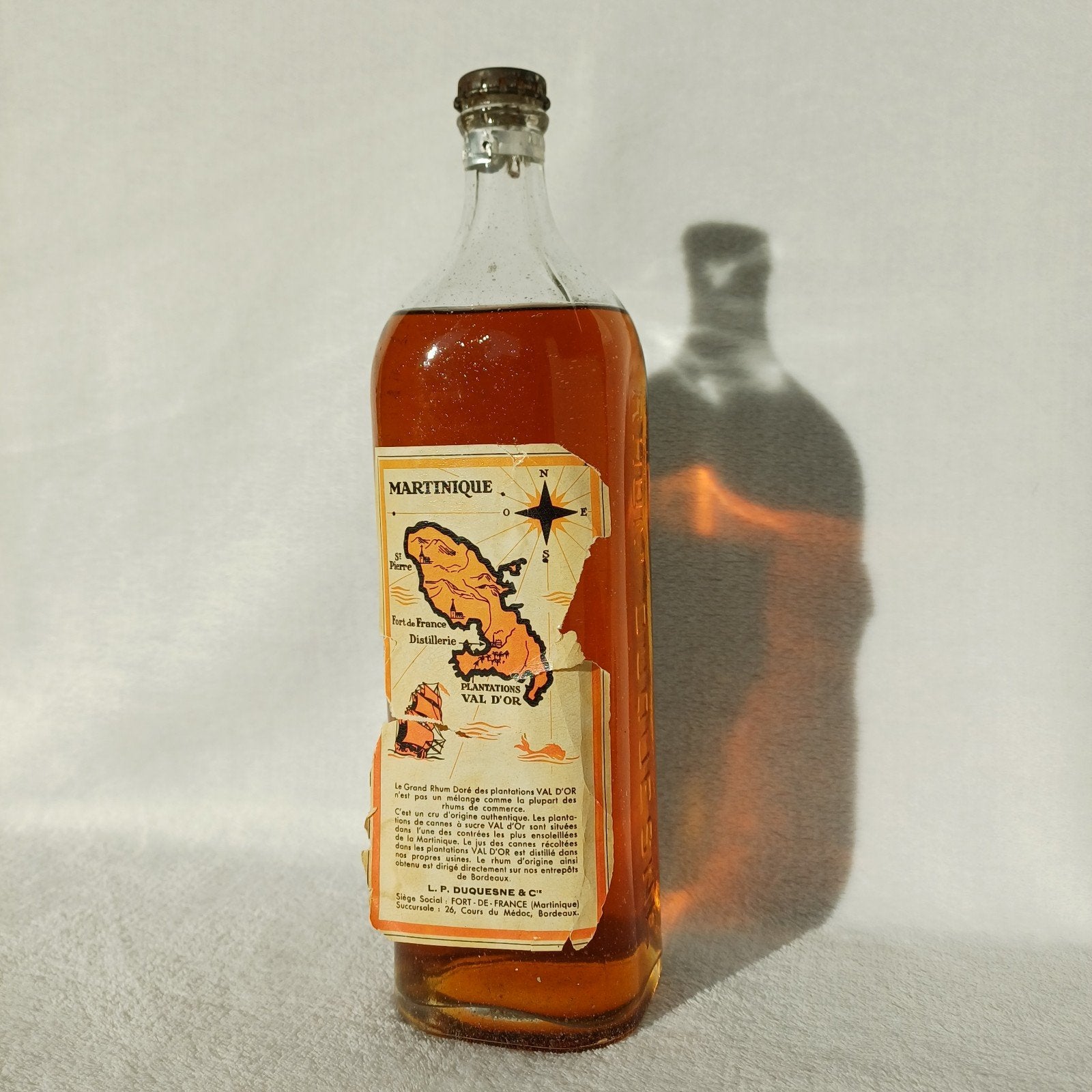 GRAND RHUM DORÉ "DUQUESNE" DES PLANTATIONS VAL D’OR 1936, Collections, Vins, Autres types, Autres régions, Pleine, Enlèvement