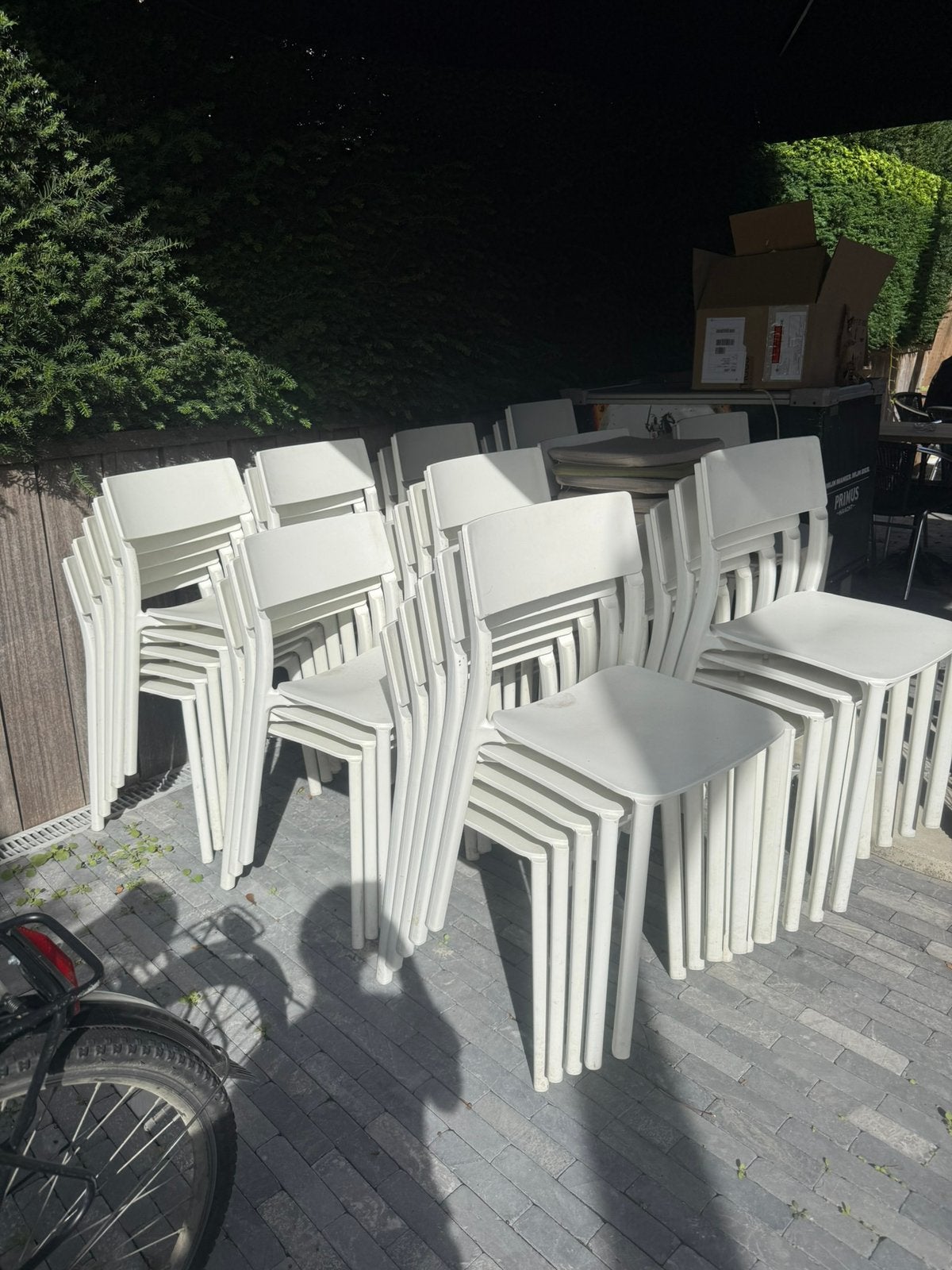 50 witte IKEA JANINGE-stoelen – €18 per stoel, Huis en Inrichting, Ophalen, Zo goed als nieuw, Wit, Kunststof