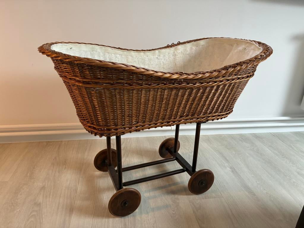 Rotan wiegje vintage, Ophalen, Zo goed als nieuw