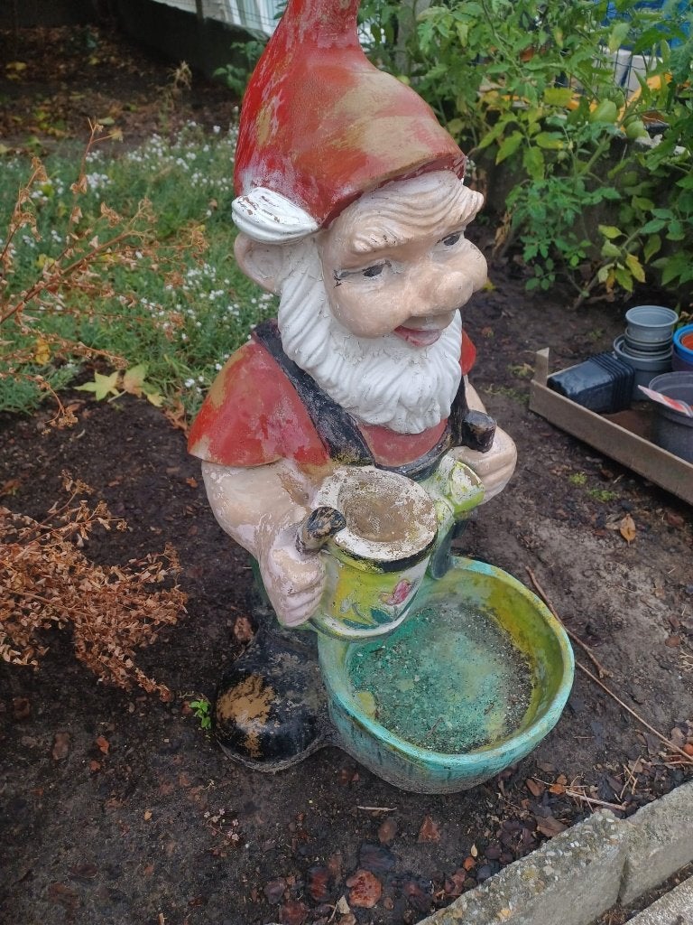 Grote vintage Duitse tuinkabouter met gieter & plantenbak, Tuin en Terras, Tuinbeelden, Ophalen of Verzenden, Gebruikt, Kunststof