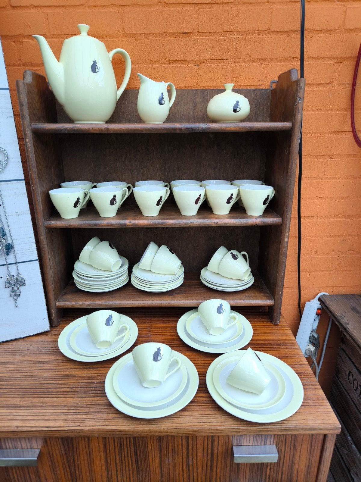 servies zwarte kat, Ophalen