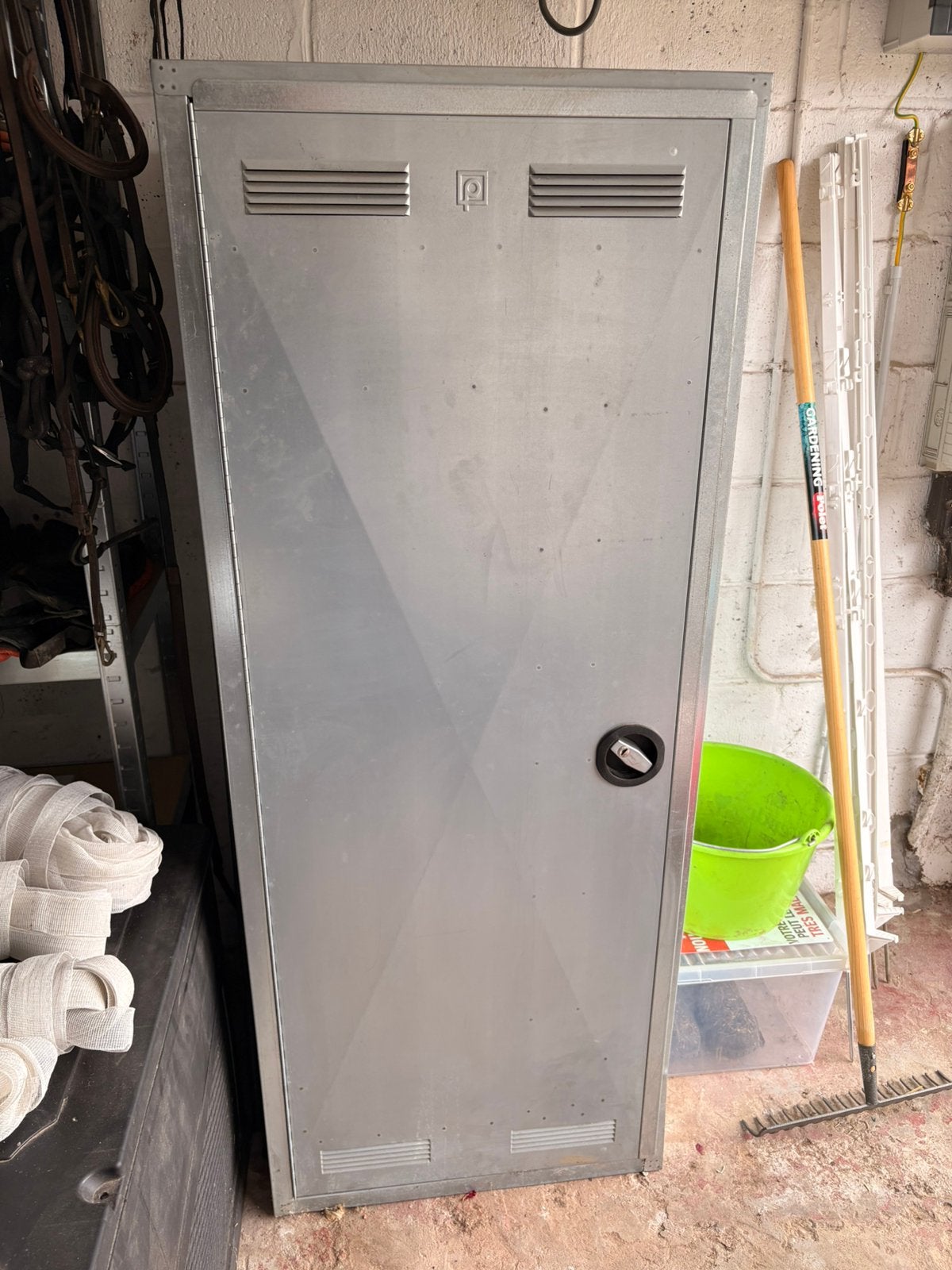 Armoire d’équitation, Enlèvement, Utilisé