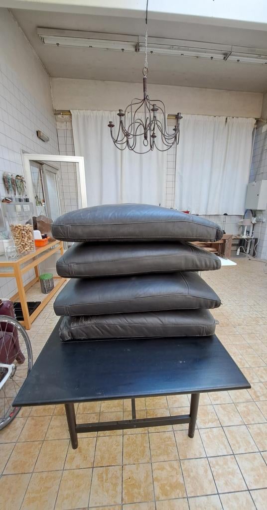4 Bruine, lederen kussens voor in zetel of bedl, Ophalen