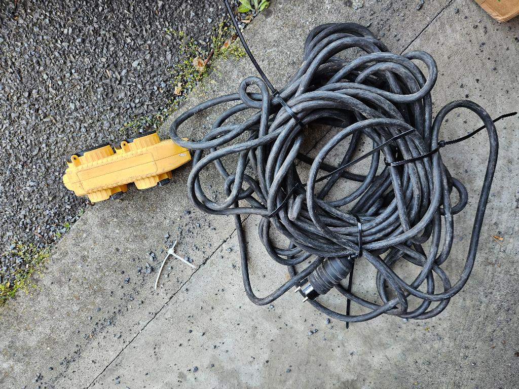 Câble d'extension avec 4 prises mises à la terre à fermeture, Bricolage & Construction, Électricité & Câbles, Comme neuf, Câble ou Fil électrique