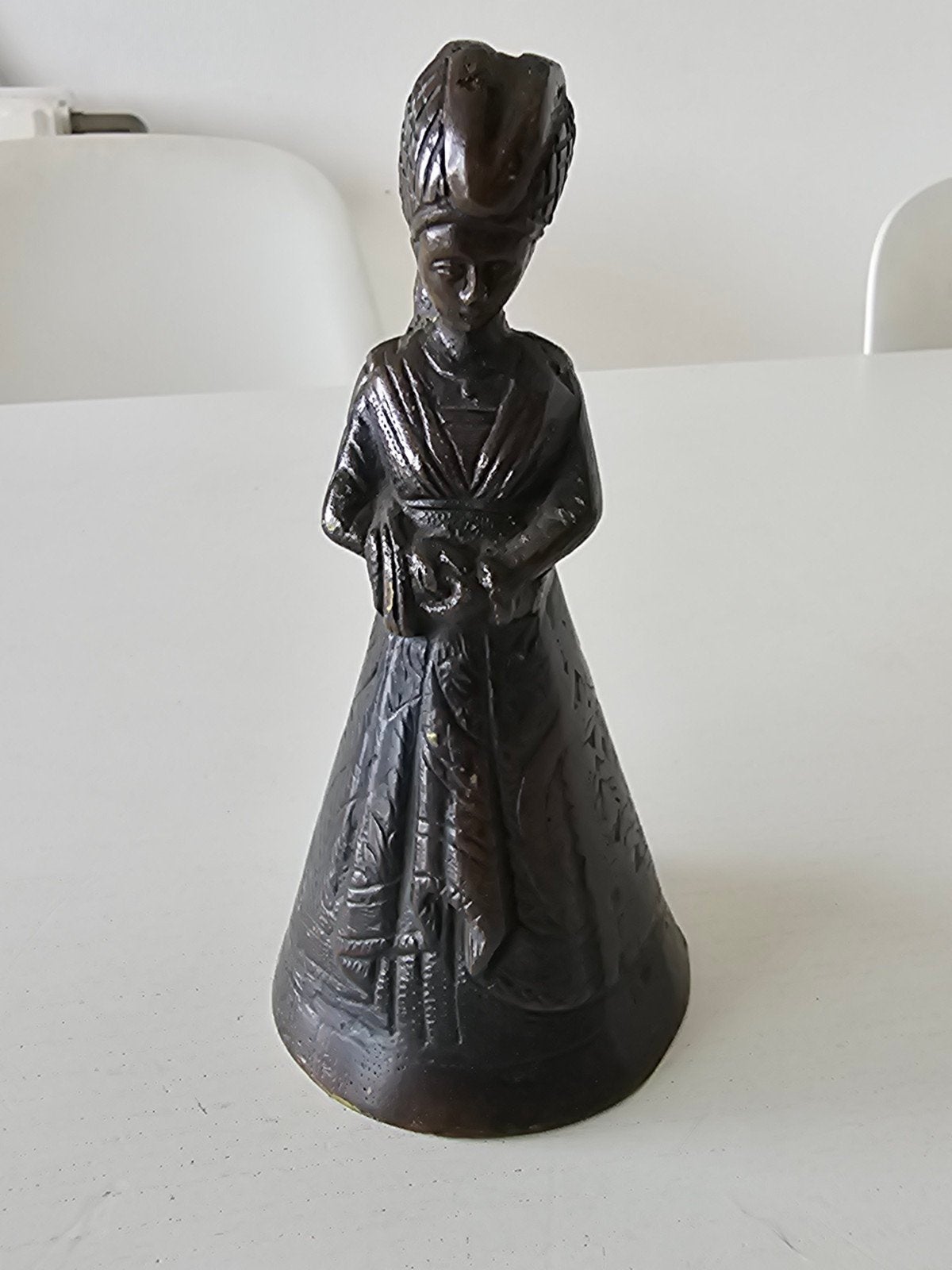 Cloche de table en bronze doré, femme médiévale, XIXe siècle, Enlèvement ou Envoi