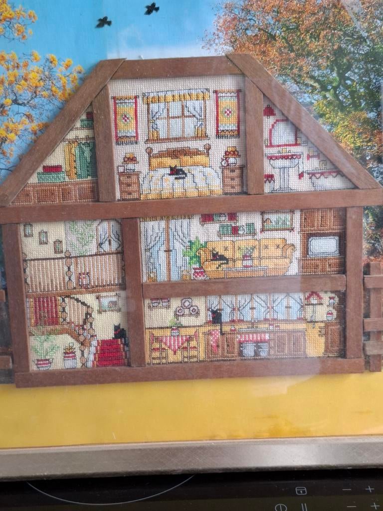Cadre avec canevas et maison. Fait par mes parents., Hobby & Loisirs créatifs, Enlèvement