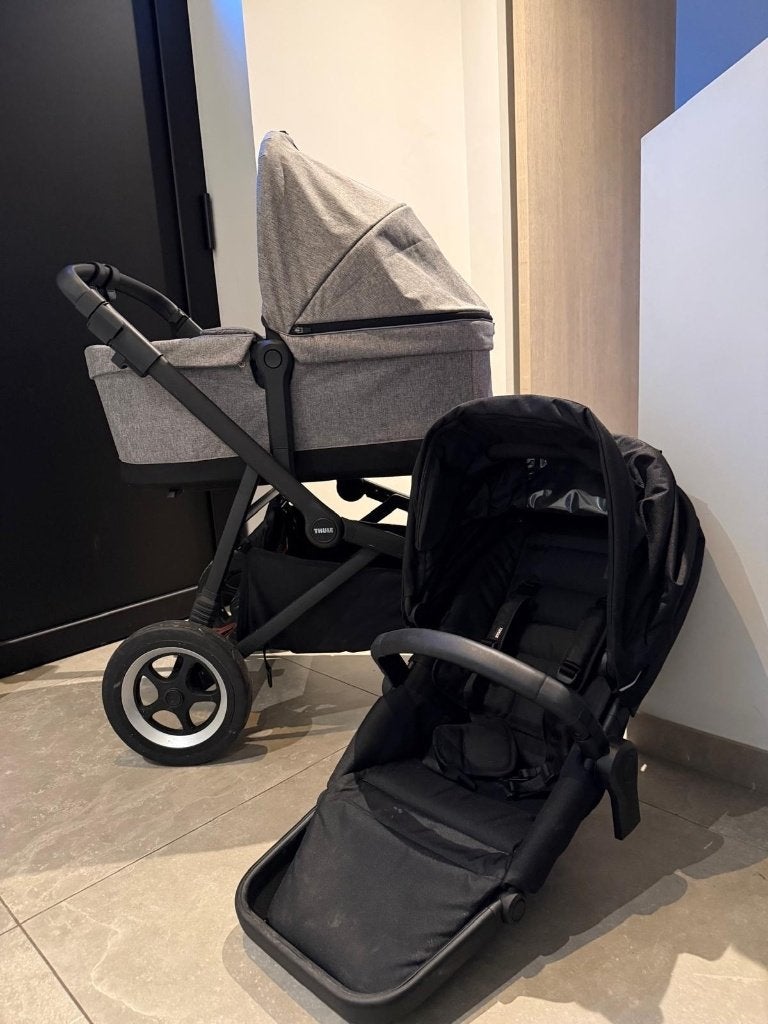 Thule Sleek bassinet + zitje + Traumeland matrasbeschermer, Enfants & Bébés, Poussettes & Combinaisons, Enlèvement, Utilisé, Poussette combi
