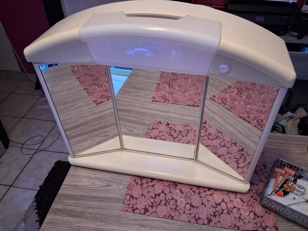 Petit meuble a pharmacie avec lumiere et prise integre 50/60, Enlèvement