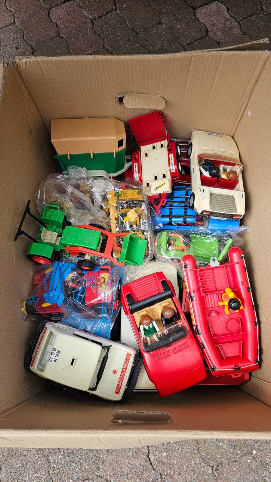 Verschillende dozen, auto's, meubels en mannetjes Playmobil, Ophalen