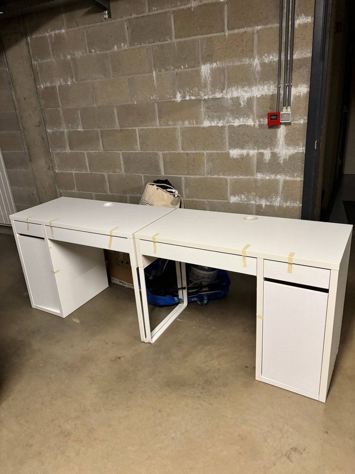 2xIKEA MICKE desks–€20 both-2xIKEA MICKE bureau-samen €20, Ophalen, Gebruikt, IKEA