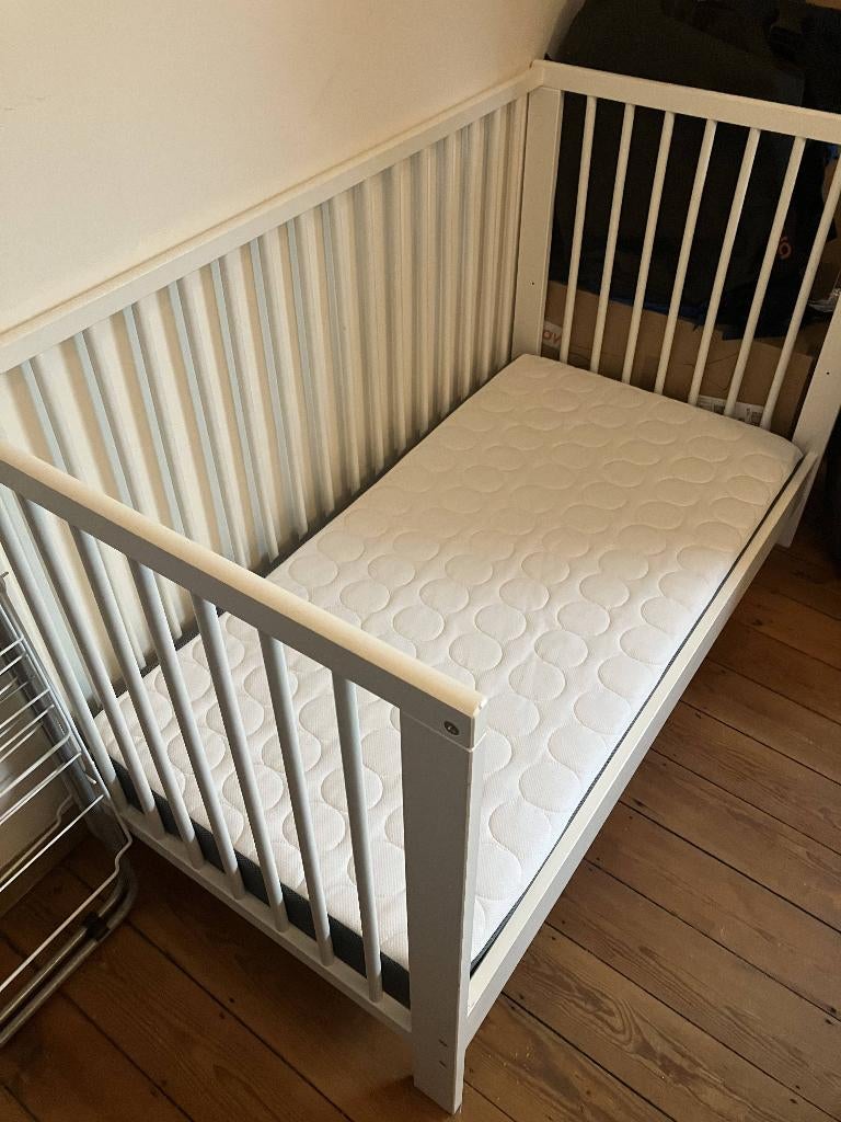 Lit bébé et matelas (+alèse+couette+housse), Enlèvement, Comme neuf, Lit