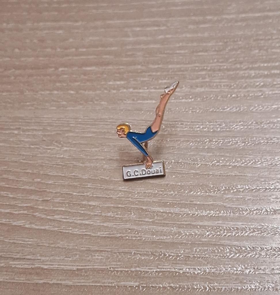 PIN - GYM CLUB DOUAI - GYMNASTIQUE - GYMNASTIEK - TURNEN, Envoi, Utilisé, Sport, Insigne ou Pin's