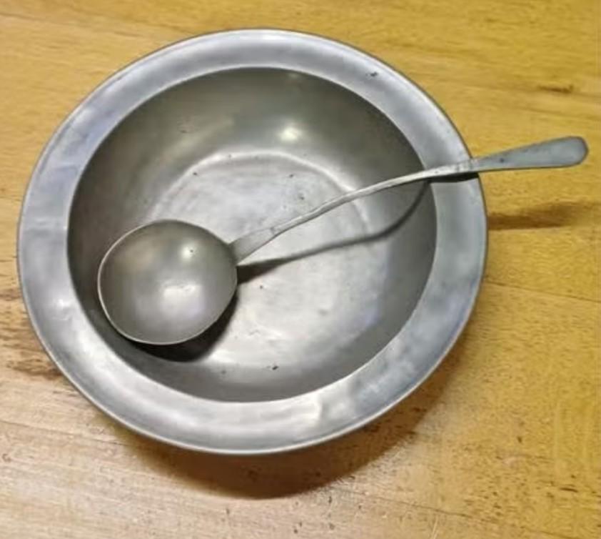 Plat en fer+cuillère, Enlèvement