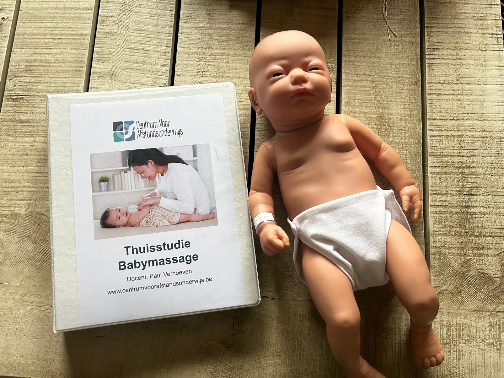 Cursus babymassage met oefenpop 35€, Ophalen, Zo goed als nieuw