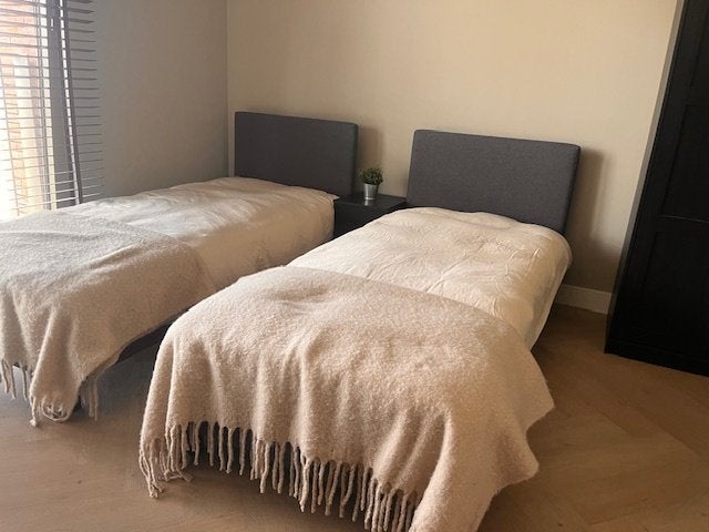 2x Antraciet 1- persoons logeerbed inclusief nachtkastje, Ophalen, 90 cm, Eenpersoons, 200 cm