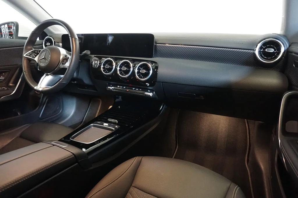 Mercedes-Benz CLA-Klasse 180 - TREKHAAK WEGKLAPBAAR - DISTRO, Auto's, Gebruikt, 136 pk, Leder en Stof, Wit