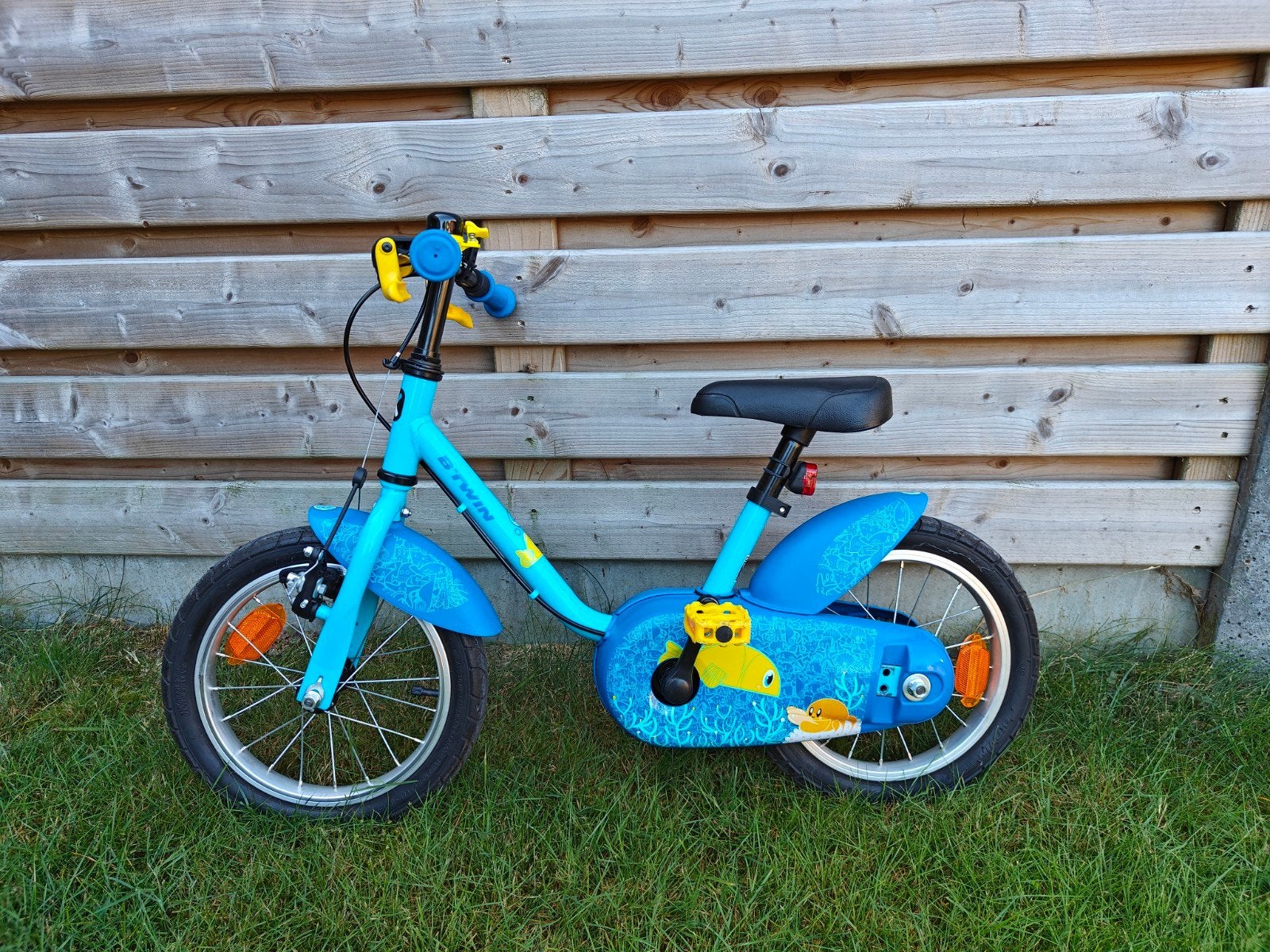 btwin kinderfiets 14 inch + balanstrainer, Fietsen en Brommers, Ophalen, Zijwieltjes, Gebruikt, Velgrem