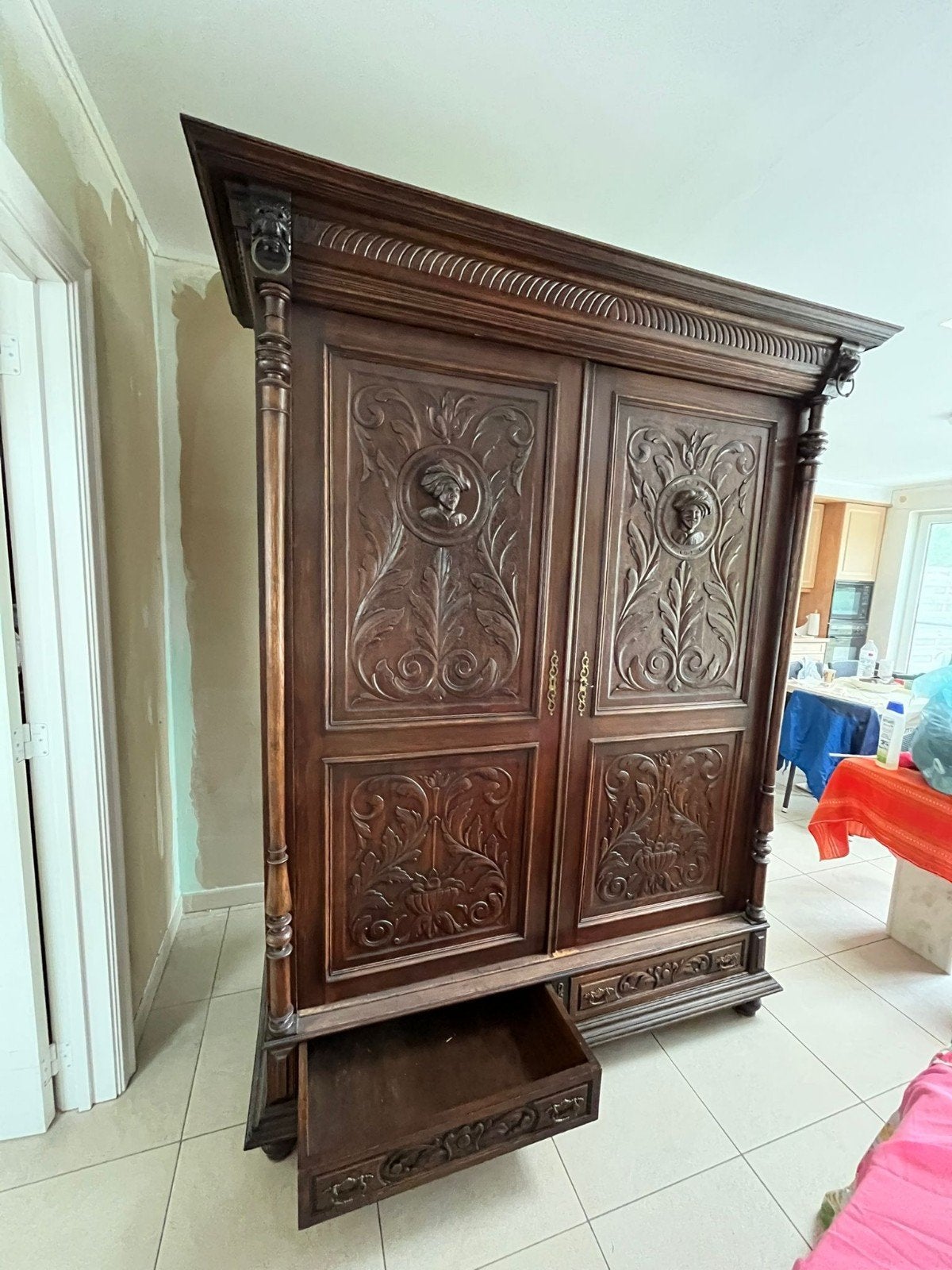Authentieke houten kast te koop met lades en opbergruimte, Antiquités & Art, Enlèvement