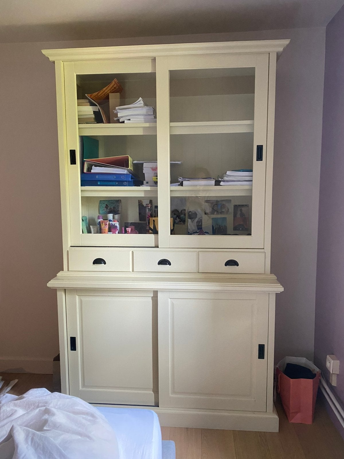 Buffetkast/vitrinekast crèmekleur, Maison & Meubles, Armoires | Buffets, Comme neuf, 100 à 150 cm, Enlèvement, 200 cm ou plus