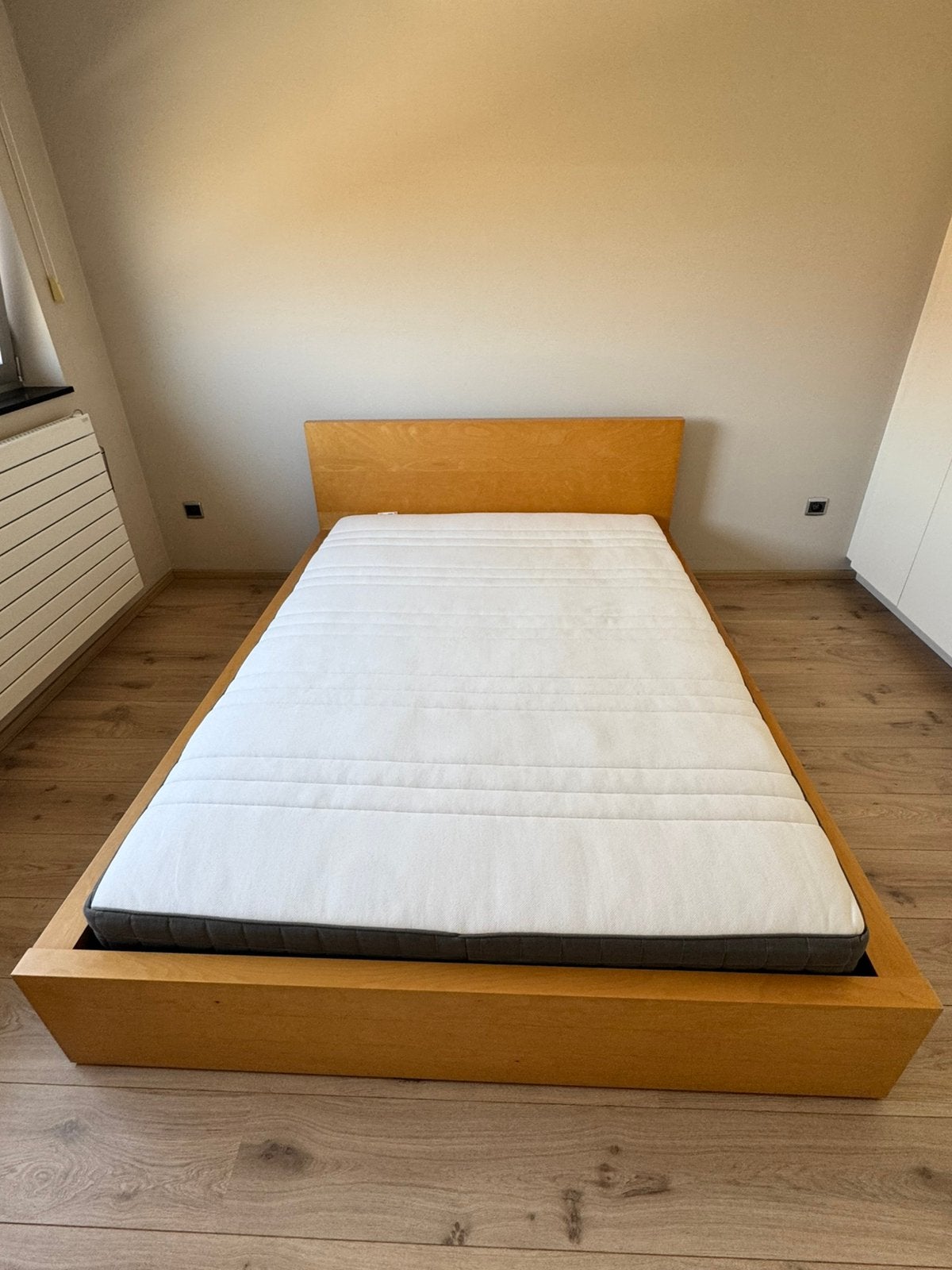 Malm bed 140x200, matras en 2 nachtkastjes, Huis en Inrichting, Ophalen, Zo goed als nieuw