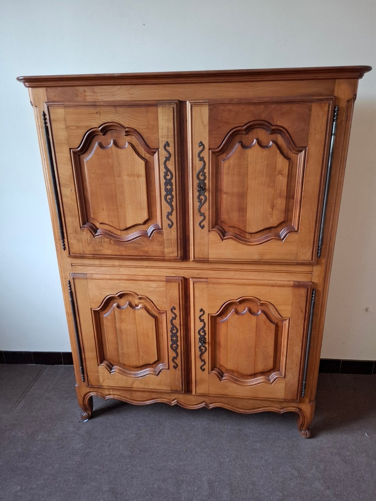 Armoire de style Louis XV en bois massif – Très bel état, Enlèvement