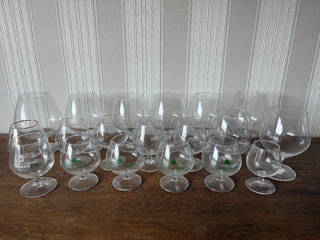 Lot 19 verres à cognac • Otard, Martell, Mandarine Napoléon, Enlèvement ou Envoi, Comme neuf, Verres et Verres à shot