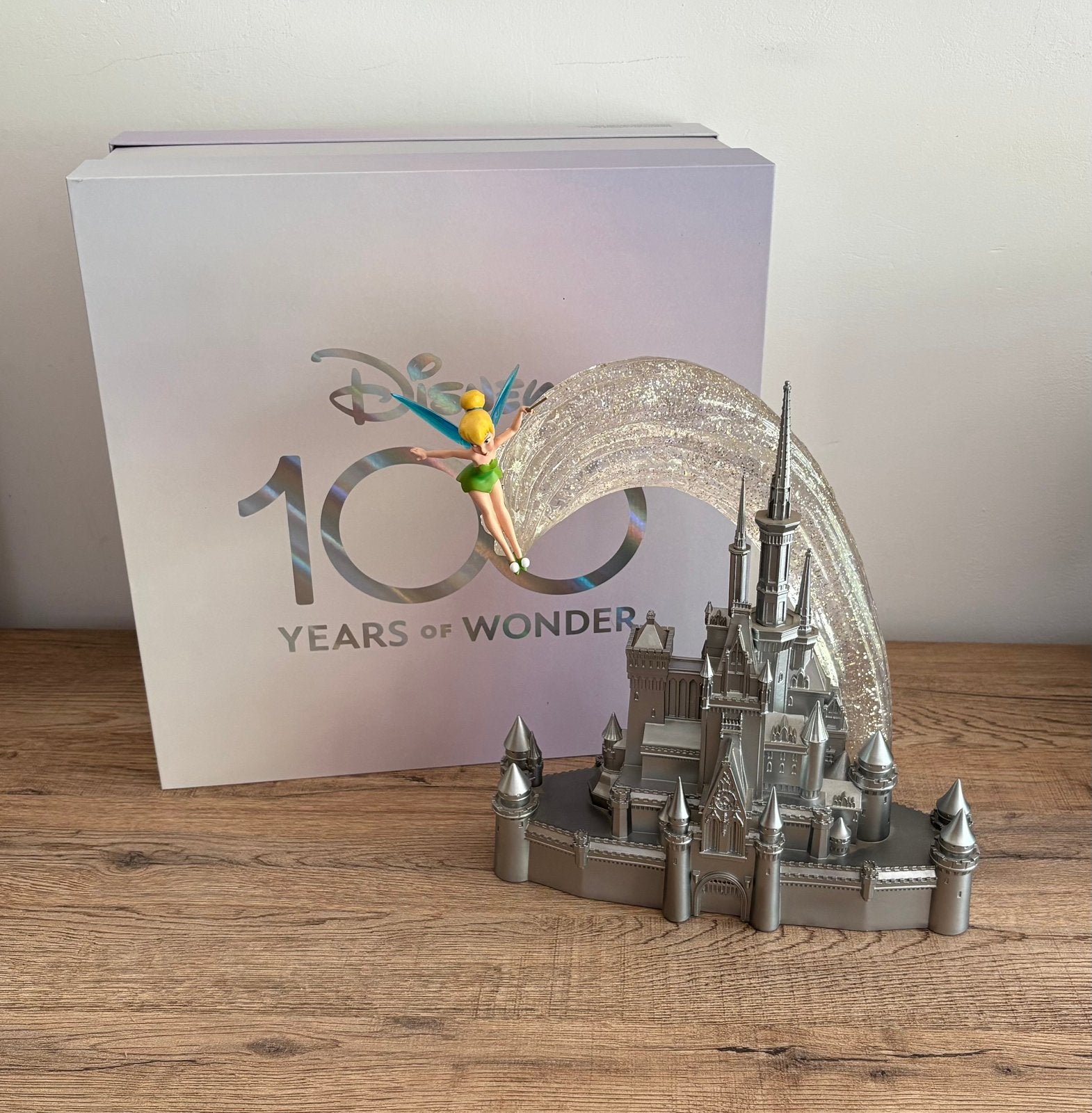 Disney 100jaar Tinkerbell beeld met doos, Verzamelen, Disney, Ophalen of Verzenden, Zo goed als nieuw