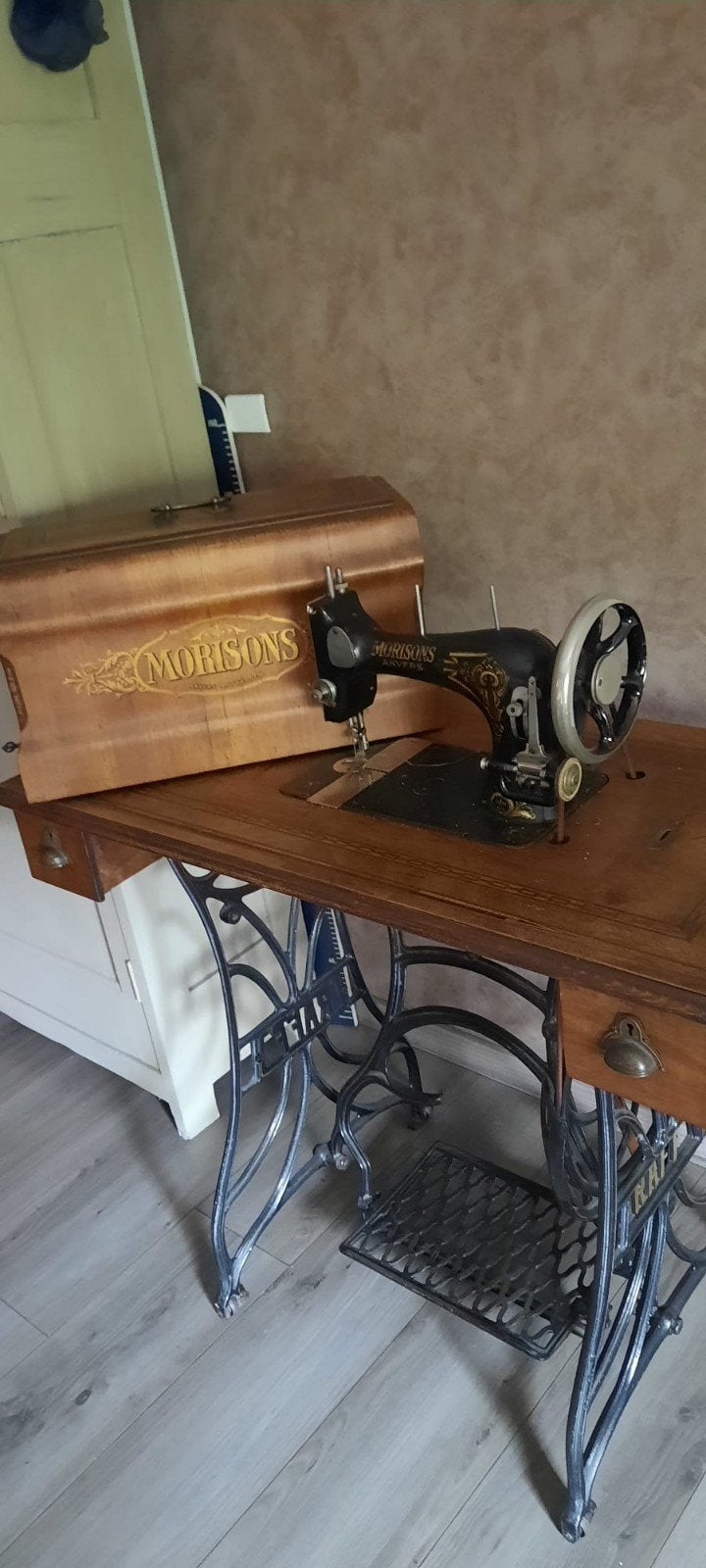 Antiek Morisons Anvers naaimachine, Enlèvement
