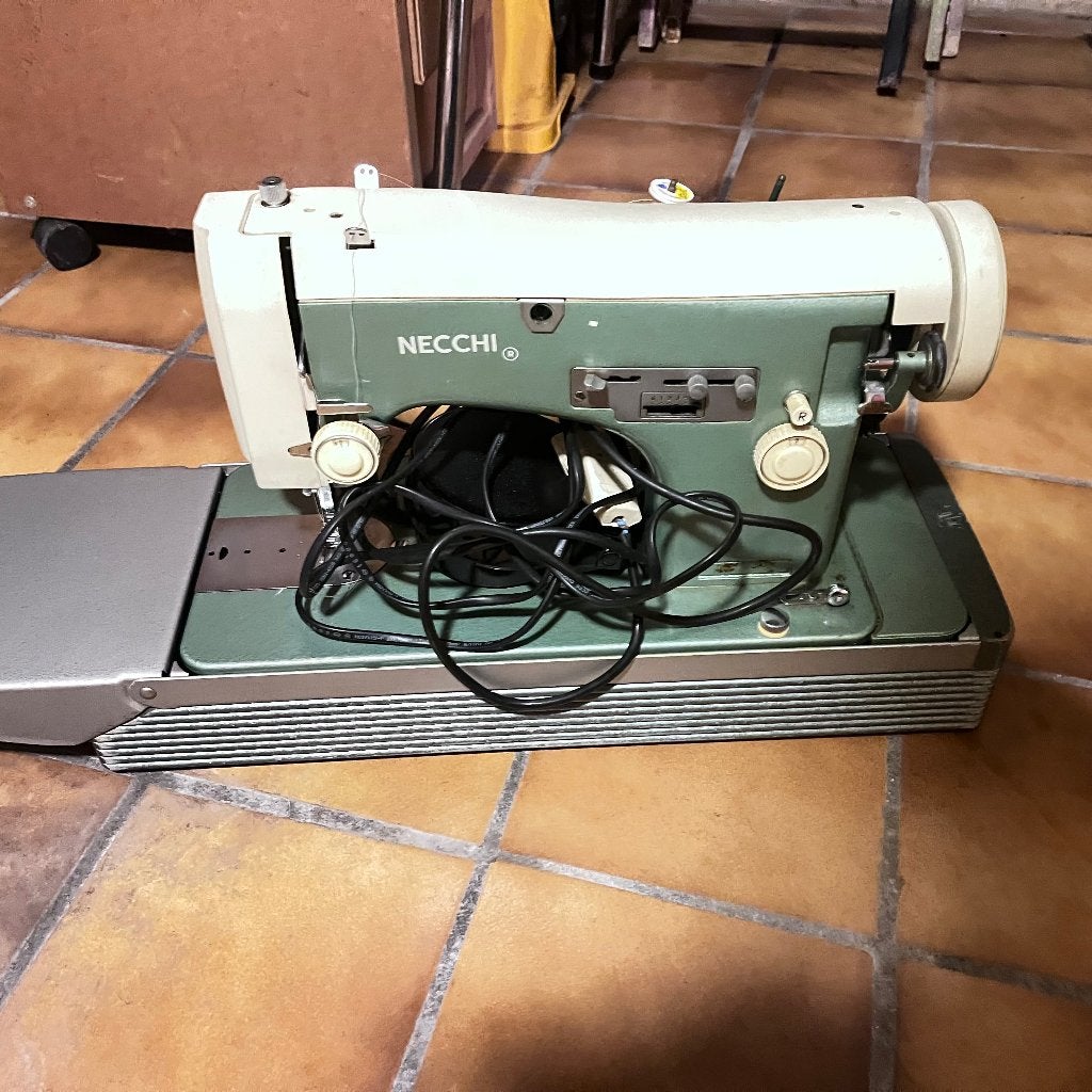 Machine à coudre Necchi verte, Hobby & Loisirs créatifs, Machines à coudre & Accessoires, Utilisé, Machine à coudre, Autres marques