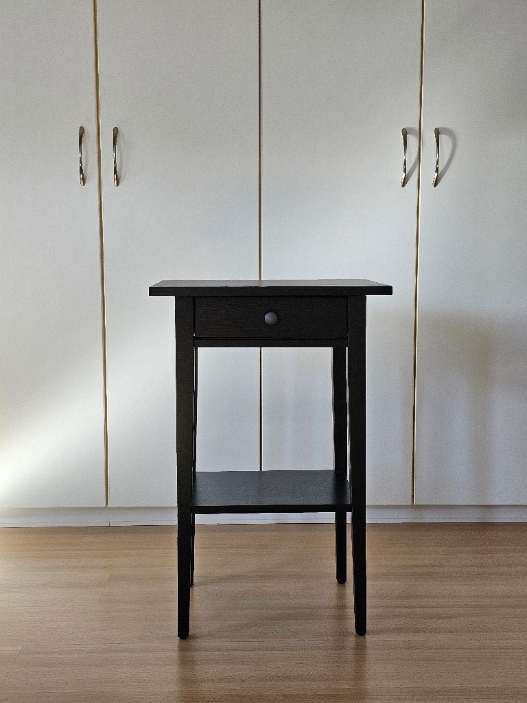 1 zwart Ikea HEMNES nachtkastje met een handige opberglade, 70 cm ou plus, 45 à 65 cm, Comme neuf, Enlèvement