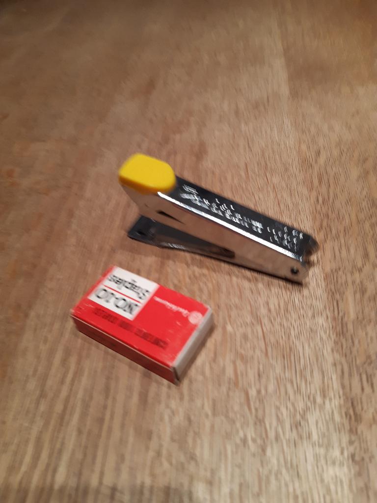 mini nietmachine met nietjes, Diversen, Schoolbenodigdheden, Ophalen of Verzenden, Zo goed als nieuw