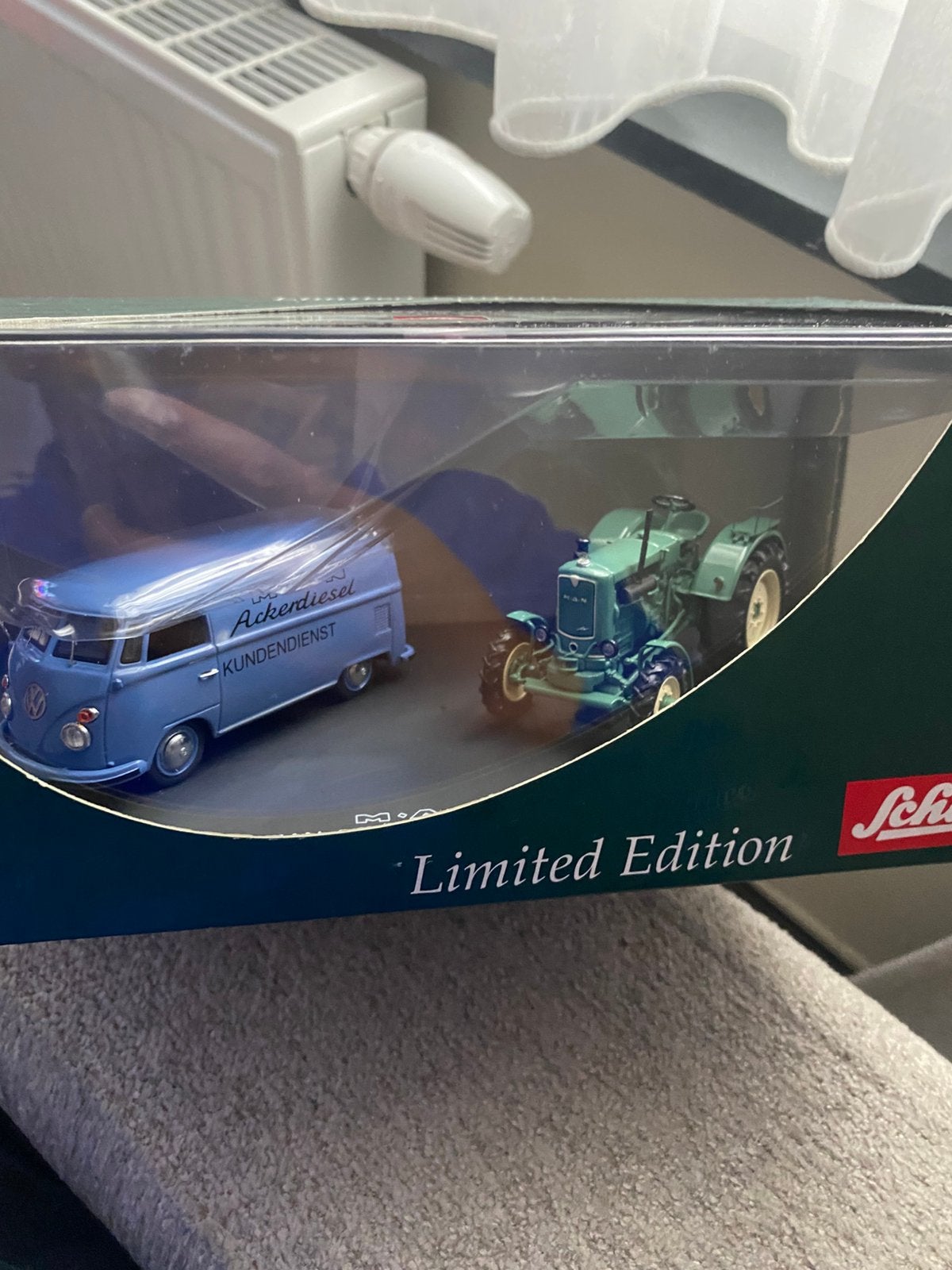 Coffret Man vw T1 et Tracteur Schuco 1:43, Enlèvement ou Envoi, Comme neuf, Schuco