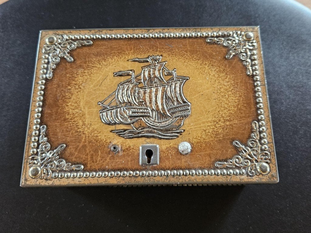 Ancienne boîte en fer Nr 713 avec bateau voilier, Collections, Enlèvement ou Envoi, Utilisé