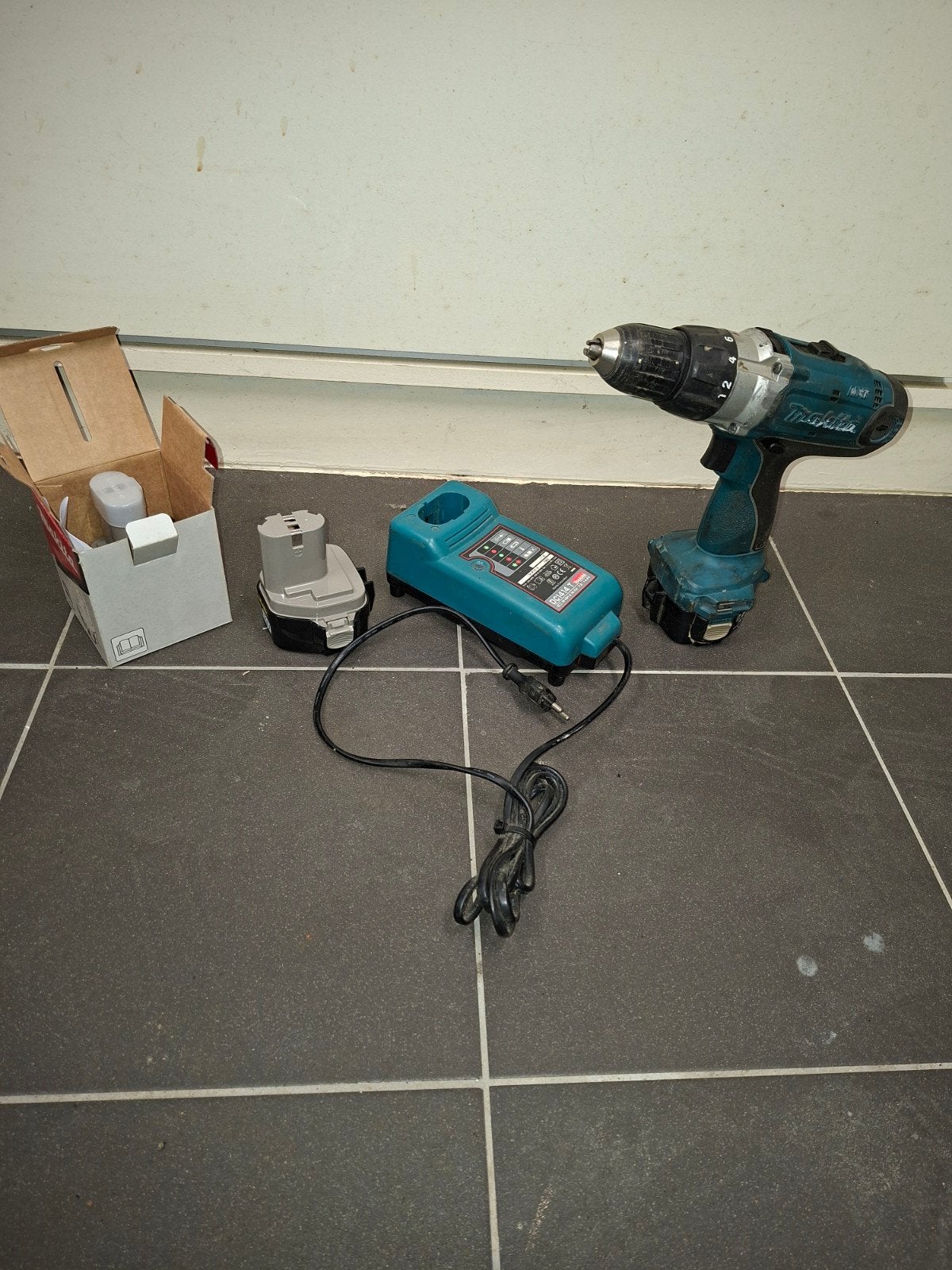 makita schroefmachine 6319D 12v met lader en 3 batterijen, Ophalen, Gebruikt, Boor- en Schroefmachine, Variabele snelheid
