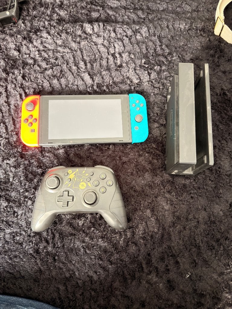 Nintendo Switch + doc, Consoles de jeu & Jeux vidéo, Consoles de jeu | Nintendo Switch, Utilisé, Switch Original, Avec 1 manette