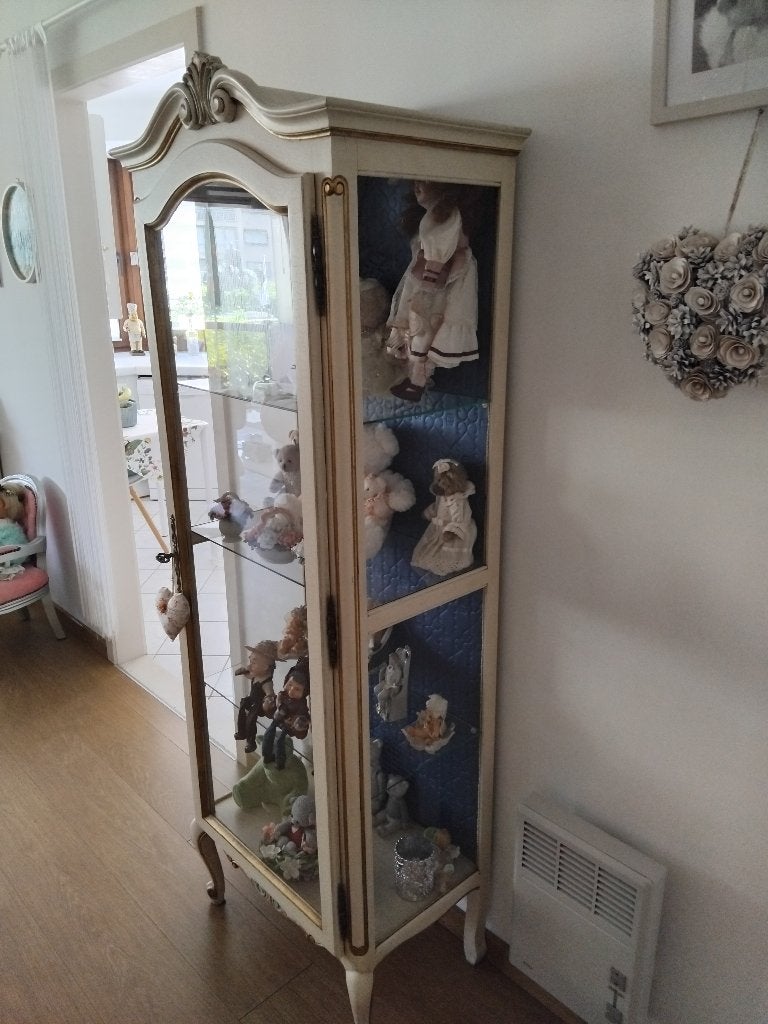 vitrinekast in barok rococolotstijl met sierlijke gouden., Ophalen