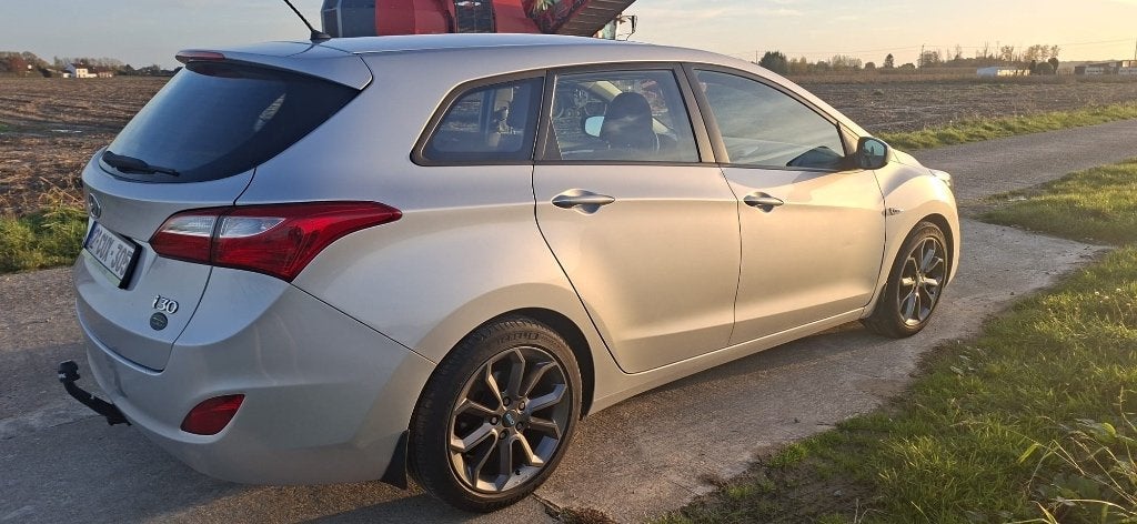 Hyundai i30 wagon 2015 1.4 benzine, Auto's, Voorwielaandrijving, 4 cilinders, Zilver of Grijs, Verwarmde buitenspiegels