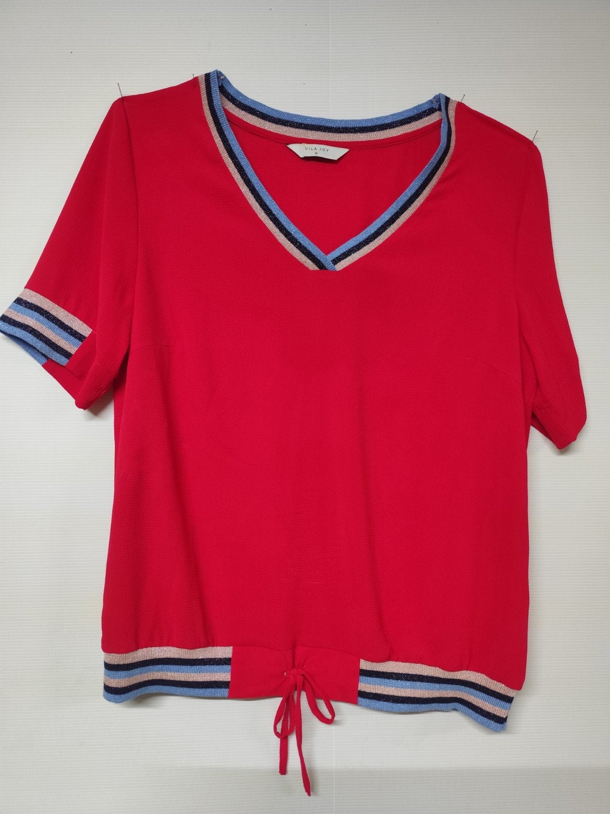 Rode bloes met V hals en korte mouwen. VILA JOY. Maat M., Kleding | Dames, Blouses en Tunieken, Ophalen, Maat 38/40 (M)