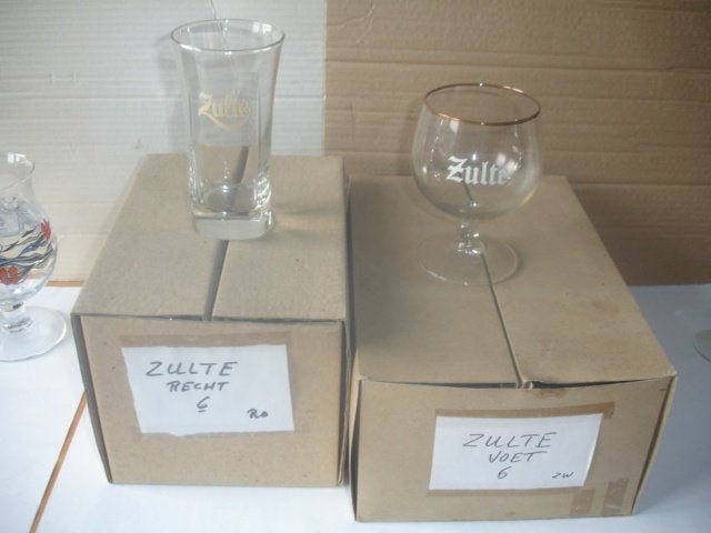 6 + 6 bierglazen Zulte verschillend, € 2,00 v/d 2 doosjes, Ophalen of Verzenden, Nieuw, Glas of Glazen, Overige merken