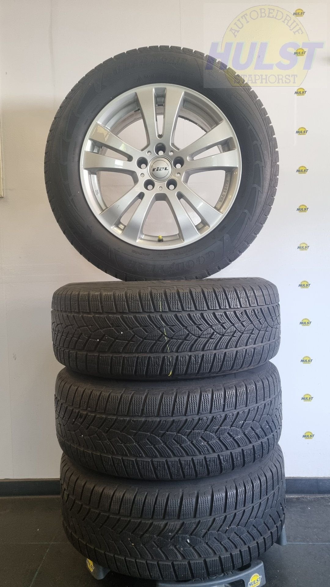 Set 17 inch Rial DH velgen met gebruikte Goodyear winterband, Autos : Pièces & Accessoires, Pneus & Jantes, Pneus et Jantes, Pneus hiver