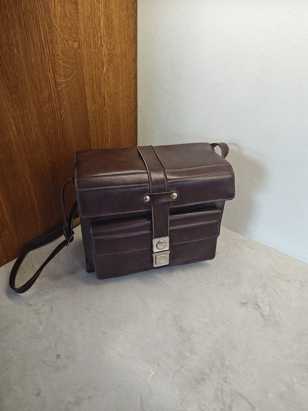Vintage lederen cameratas met rode voering, Audio, Tv en Foto, Foto | Cameratassen, Gebruikt, Opbergvakken, Schoudertas, Bruin