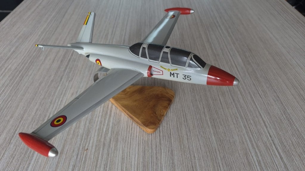 Fouga CM.170 Magister, 1:72 tot 1:144, Zo goed als nieuw, Vliegtuig, Ophalen