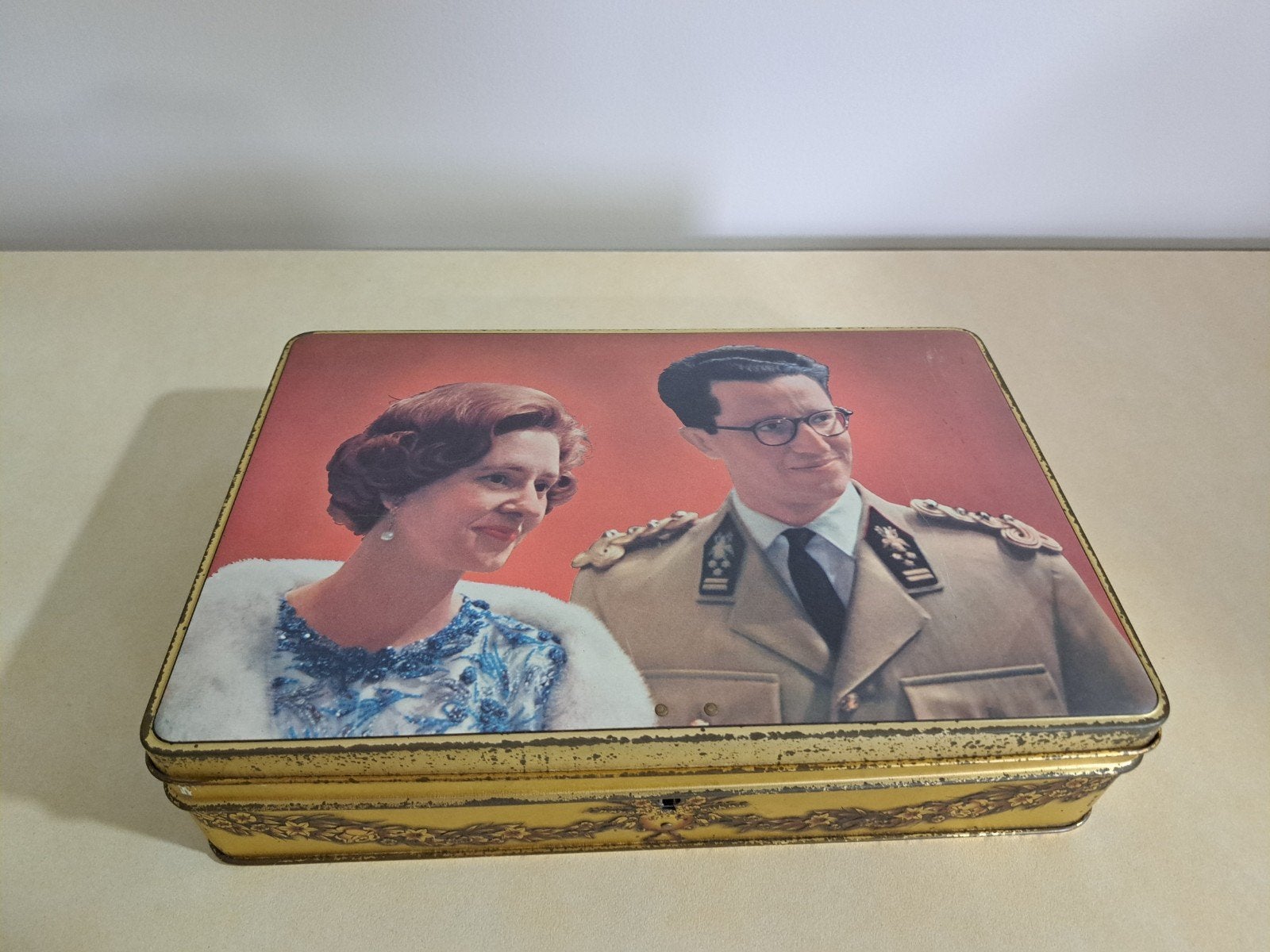 2 Blikken dozen koningshuis België, Ophalen