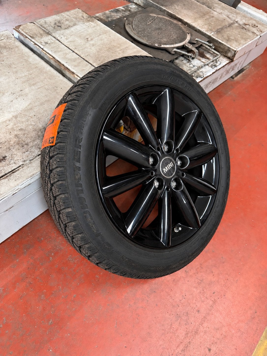 Kit hiver MINI d’origine 16” – jantes noires + pneus Falken, Autos : Pièces & Accessoires, Pneus hiver, Véhicule de tourisme, Pneu(s)